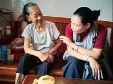比喻老人像老顽童句子